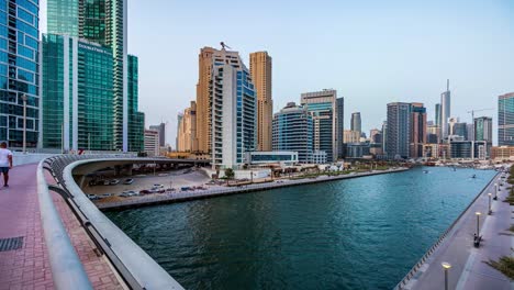 Un-Vídeo-Timelapse-Del-Puerto-Deportivo-De-Dubai-Durante-La-Puesta-De-Sol,-Con-Barcos-Y-Yates-Moviéndose-En-La-Zona