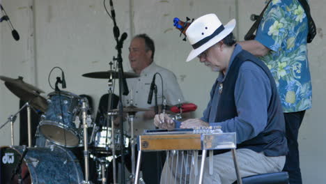 Hombre-Toca-Steel-Guitar-Con-Una-Banda-Country-En-Vivo-En-La-Feria-Del-Condado-De-El-Dorado