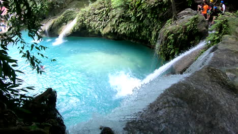 Excursionista-Se-Sumerge-En-Las-Cataratas-Kawasan-En-Filipinas