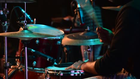 Baterista-Tocando-La-Batería-Durante-Un-Festival-Universitario-De-Arquitectura-En-Kerala