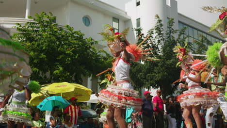 Cámara-Lenta-De-Una-Gran-Procesión-Que-Celebra-El-Carnaval-En-Las-Calles-De-Pointe-à-pitre-En-Guadalupe