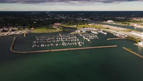 Vista-Aérea-De-Los-Barcos-En-El-Puerto-Deportivo-Sobre-Las-Aguas-Esmeralda-Del-Lago-Erie.