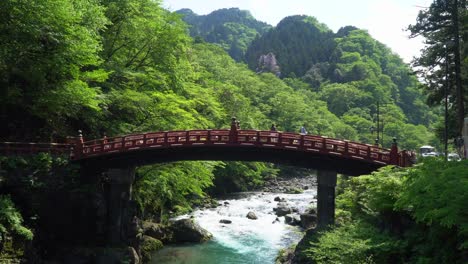 Rote-Shinkyo-Brücke,-Die-Den-Fließenden-Daiya-Fluss-In-Nikko,-Japan-überquert