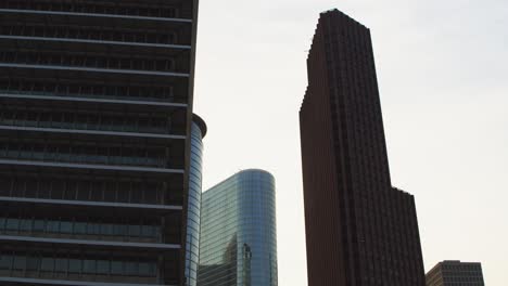 Vista-De-ángulo-Bajo-De-Los-Rascacielos-En-El-Centro-De-Houston,-Texas.