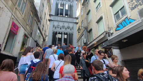 La-Gente-Sube-Las-Escaleras-En-El-Ascensor-De-Santa-Justa,-Elevador-De-Santa-Justa-En-Lisboa,-Portugal.