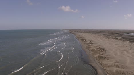 Vista-Aérea-Del-Delta-Del-Ebro,-España-Con-Una-Amplia-Costa-Arenosa-Que-Se-Encuentra-En-Calma-Con-El-Mar-Y-El-Delta-Del-Río.