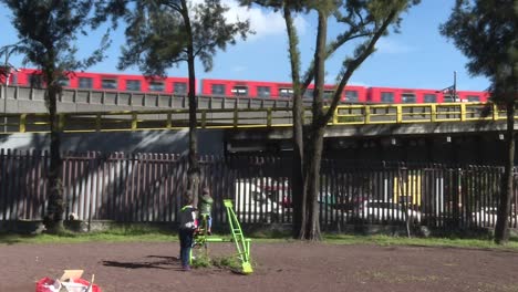 Migrantenfamilie-Verbringt-Zeit-Auf-Einem-Spielplatz-In-Mexiko-Stadt