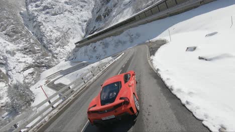 Einem-Ferrari-Auf-Kurvigen-Bergstraßen-Im-Schnee-Folgen