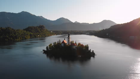Luftaufnahme-Von-Einer-Drohne-Rund-Um-Die-Kirche-Im-Bleder-See,-Slowenien