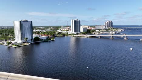 Schulbus-Und-Verkehr-Auf-Der-Brücke-Antenne-Führt-Nach-Fort-Myers,-Florida