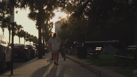 Teenager-Skateboarden-Bei-Sonnenuntergang-In-Der-Innenstadt-Von-Charleston