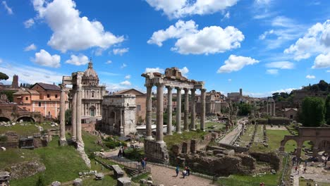 Forum-Romanum,-Rom,-Italien,-Kameraschwenk-Von-Links-Nach-Rechts-An-Einem-Schönen-Frühlingstag-Mit-Blauem-Himmel-Und-Weißen-Wolken