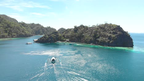 El-Dron-Desciende-Hacia-La-Superficie-Azul-Del-Mar-Brillando-Con-La-Luz-Del-Sol.