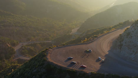 Tiro-Hecho-De-Autos-Musculosos-Y-Deportivos-Haciendo-Donuts-Y-Quemados-Con-Un-Club-De-Autos-En-El-Bosque-Nacional-De-Angeles-En-El-Sur-De-California-Durante-La-Puesta-De-Sol