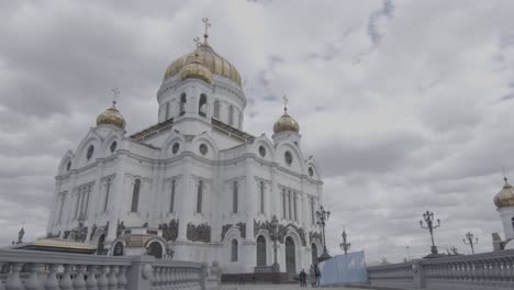 Catedral-Ortodoxa-De-Cristo-Salvador-En-Moscú-Rusia,-Tiro-Con-Plataforma-Rodante-De-ángulo-Bajo