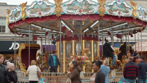 Mittlere-Aufnahme-Von-Leuten,-Die-Auf-Einem-Weihnachtsmarkt-Karussell-Fahren