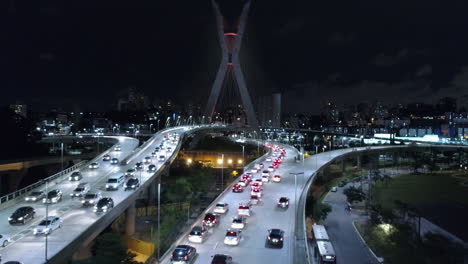 Vista-Aérea-Del-Puente-Estaiada-Y-El-Tráfico,-Por-La-Noche,-Sao-Paulo,-Brasil.