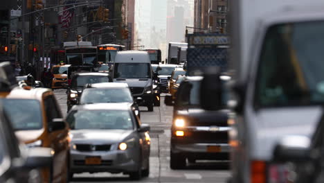 Toma-En-Cámara-Lenta-De-Una-Gran-Calle-En-Nueva-York-Llena-De-Autos,-Taxis-Y-Camiones