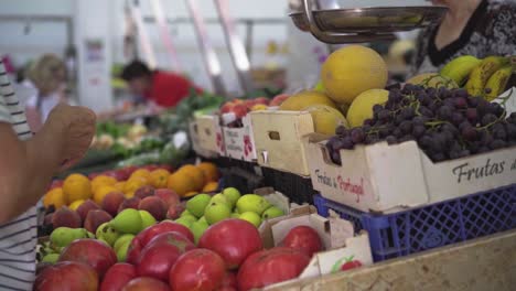 Anciana-Contando-Monedas-De-Repuesto-Mercado-De-Agricultores-Verduras-Frescas