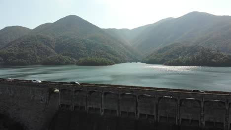 Toma-Aérea-De-Drones-De-La-Presa-Del-Embalse-De-Tai-Tam-Tuk-En-Un-Día-Soleado