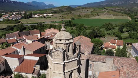 Edificio-Francés-Le-Chapitre-En-El-Centro-Del-Pueblo-Entre-Montañas