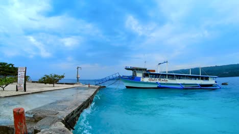 Ein-Portiertes-Wasserfahrzeug-In-Einem-Blauen-Welligen-Gewässer