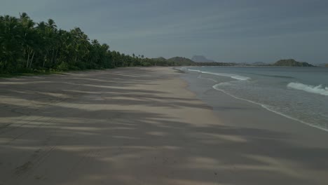 Antena-Baja-Hacia-Adelante-A-Lo-Largo-De-La-Playa-De-Arena-Por-Mar-Y-Bosque-En-Filipinas