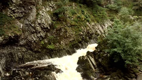 Vista-Aérea-Del-Río-Agitado-En-Un-Barranco-Rocoso