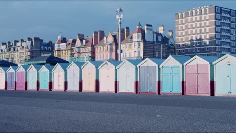 Mann-Geht-An-Strandhütten-In-Brighton-Und-Hove-Vorbei