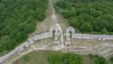 Draufsicht-Auf-Eine-Alte-Festung-Von-Madara-Aus-Der-Luft-Gesehen