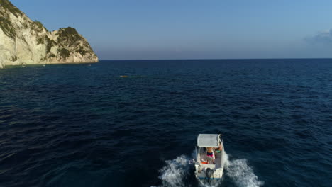 Vista-Aérea-Siguiente-Excursión-En-Barco-Recorrido-Turístico-Por-La-Costa-De-La-Isla-Griega-De-Zakynthos-Destino-De-Viaje