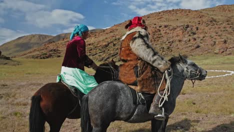 Actuación-De-Jinetes-Mongoles-En-El-Festival-Del-águila-Real-De-Mongolia.