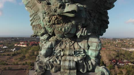 Garuda-Wisnu-Kencana-Statue-Drohnenansicht-Herumfliegen