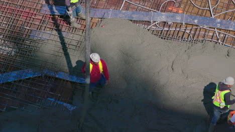 Nahaufnahme-Von-Oben:-Zement-Wird-Auf-Das-Dach-Einer-Baustelle-Gegossen