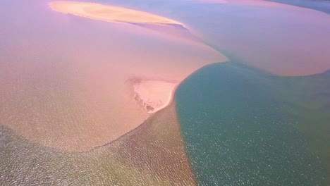 Blick-Von-Oben-Auf-Mehrere-Entstehende-Sandbänke-Im-Fluss-Parana,-Südamerika,-Dürre-Beeinträchtigt-Den-Wasserfluss