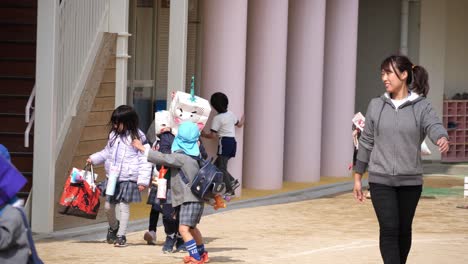 Estudiante-Japonés-Saliendo-De-Sus-Clases-Al-Final-Del-Día