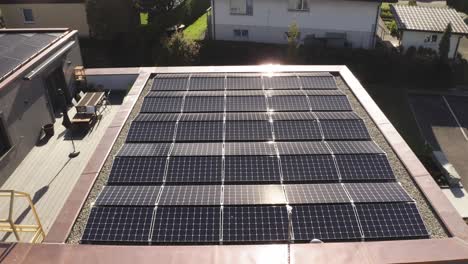 Drohnen-Nahaufnahme-Von-Solarmodulen-Mit-Sunflair