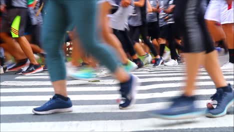 Ciudad-De-Quezon,-Filipinas-–-9-De-Julio-De-2019:-Video-Grabado-En-Mano-En-ángulo-Bajo-De-Personas-Corriendo-Por-Un-Carril-Peatonal-Durante-Una-Carrera-De-Maratón