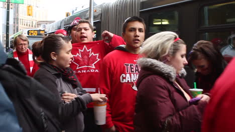 Aficionados-Mostrando-Las-Camisetas-Olímpicas-De-Su-Equipo-De-Canadá-En-Los-Juegos-Olímpicos-De-Invierno-De-Vancouver-2010-En-Cámara-Lenta.