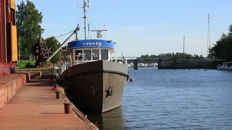 Plano-General-De-Un-Pequeño-Barco-En-Un-Tranquilo-Puerto-Marítimo-De-Finlandia