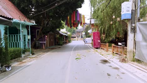 Rückwärtsfahrt-Mit-Kamerafahrt-Einer-Leeren-Straße-Mit-Geschlossenen-Geschäften-Aufgrund-Des-Coronavirus-Ausbruchs-In-Pai,-Thailand