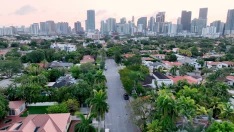 Empuje-Aéreo-Sobre-Casas-Con-El-Horizonte-De-Miami,-Florida,-Al-Fondo