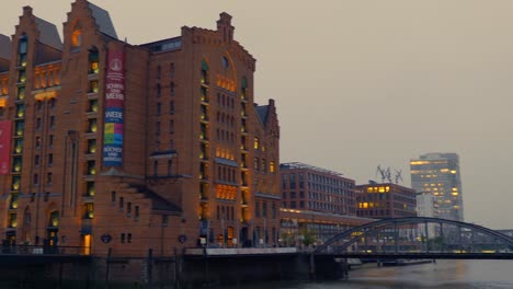 Lagerhausviertel-Mit-Wasserkanälen-Im-Bewölkten-Abend