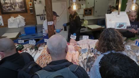 Pescado-Y-Caza-Frescos-A-La-Venta-En-El-London-Borough-Market,-Que-Es-Uno-De-Los-Mercados-De-Alimentos-Más-Grandes-Y-Antiguos-De-Londres.