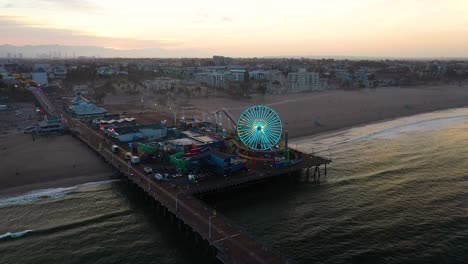 Luftaufnahme-Des-Riesenrads-In-Santa-Monica-Vor-Sonnenaufgang