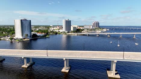 Empuje-Aéreo-Sobre-Puentes-Que-Conducen-A-Fort-Myers,-Florida