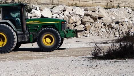 Tractor-John-Deere-Remolcando-Equipos-De-Movimiento-De-Tierras-En-El-Sitio-De-Construcción-En-España