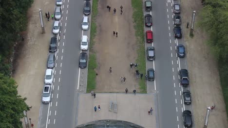 Bruselas,-Bélgica-Calle-Con-Gente-Caminando-Y-Coches-Circulando-Por-El-Tamaño-De-Una-Hormiga-