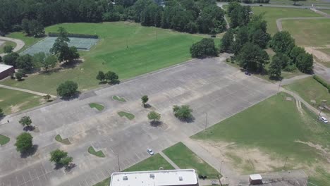 4k-Drohne-Fliegt-über-Parkplatz-Und-Fußballfeld