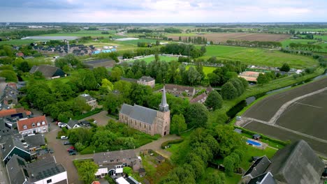 La-Histórica-Iglesia-Del-Pueblo-De-Heinenoord-Con-Una-Torre-Inclinada.